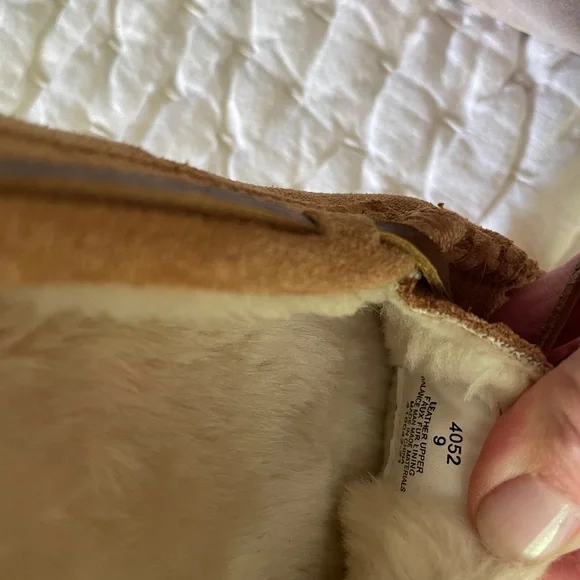 Minnetonka Tan Moccasins NWT.  9 women’s. - Picture 2 of 3